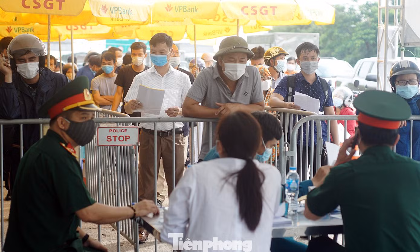 Để phòng chống dịch COVID-19, tại chốt kiểm soát sẽ kiểm soát 100% người và phương tiện đi qua.
