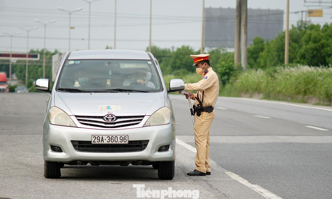 Cán bộ CSGT cũng được bố trí đứng dọc đường gần các chốt để kiểm tra giấy tờ lái xe. Cán bộ CSGT cũng được bố trí đứng dọc đường gần các chốt để kiểm tra giấy tờ lái xe.