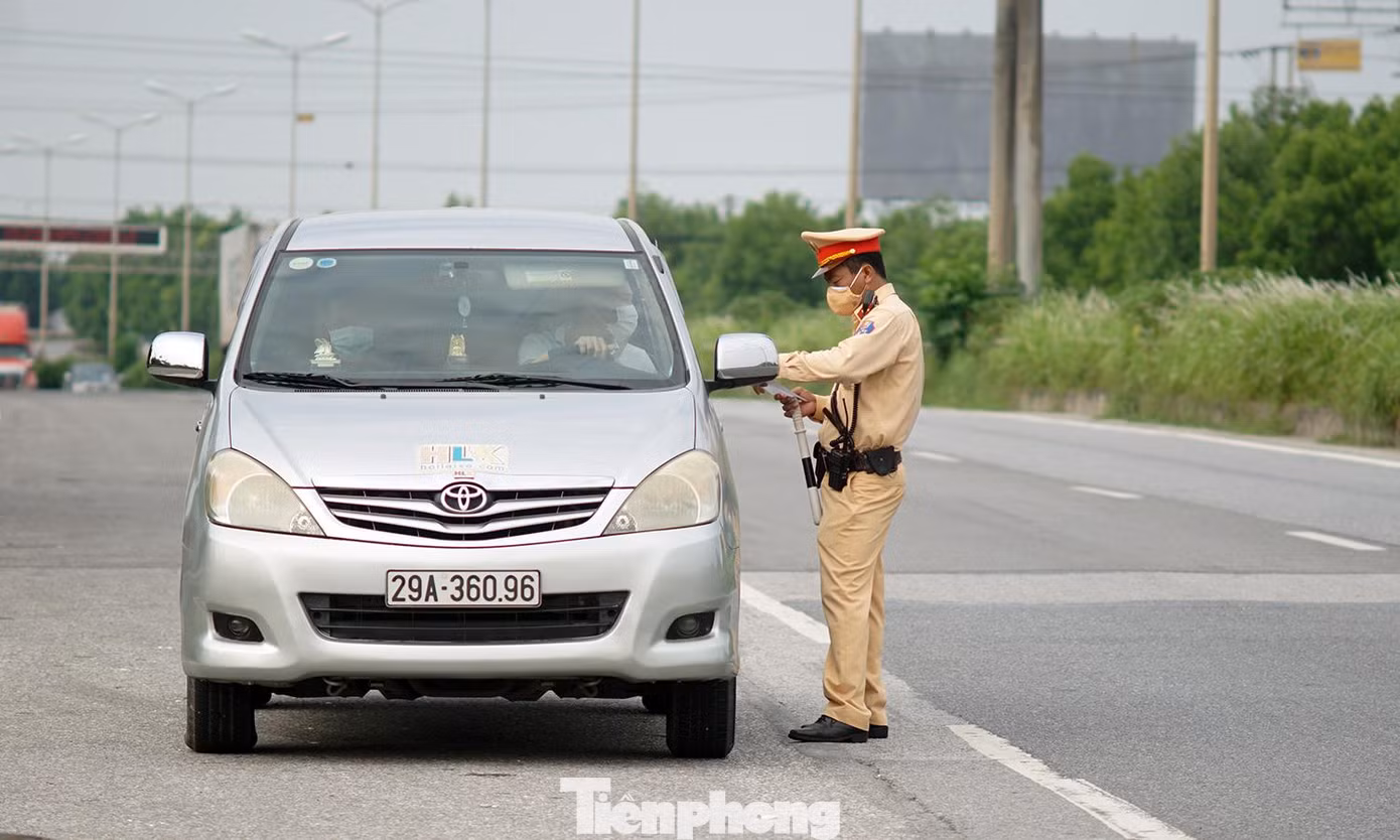 Cán bộ CSGT cũng được bố trí đứng dọc đường gần các chốt để kiểm tra giấy tờ lái xe.