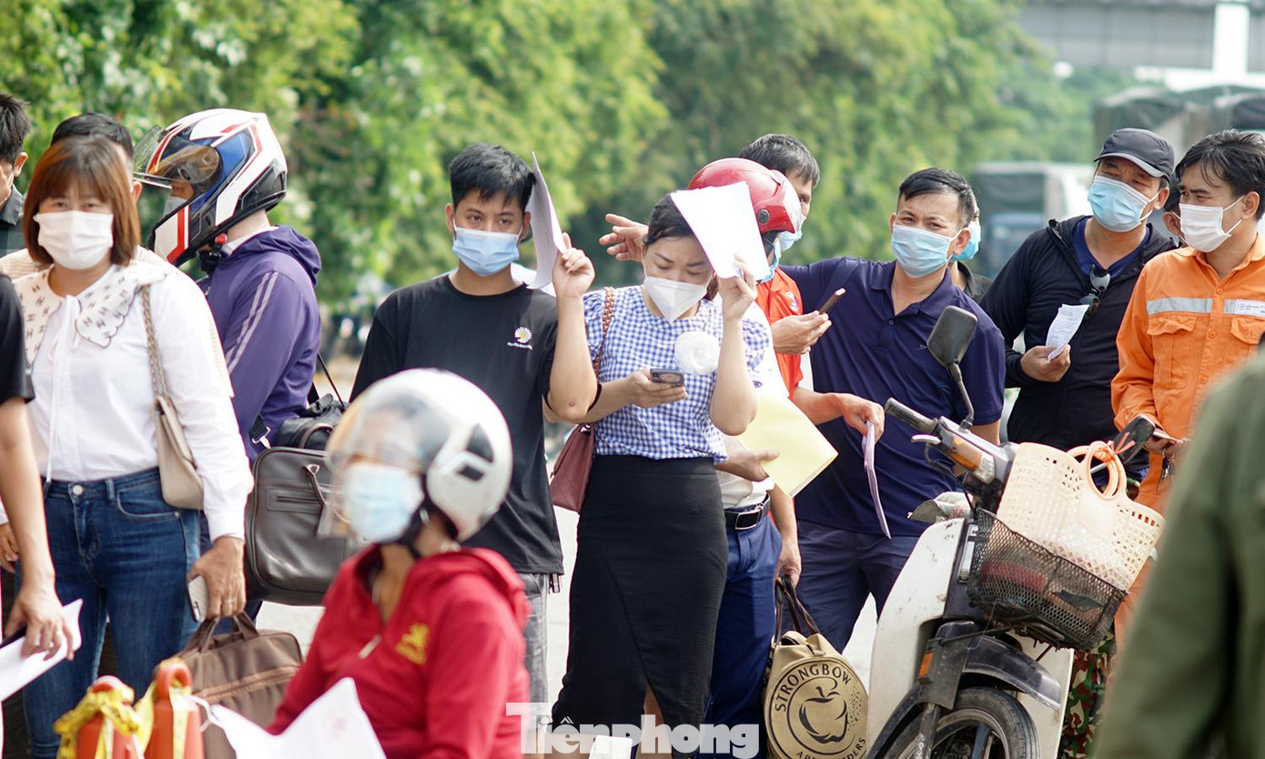 Hàng dài người đứng chờ làm thủ tục qua chốt. Hàng dài người đứng chờ làm thủ tục qua chốt.