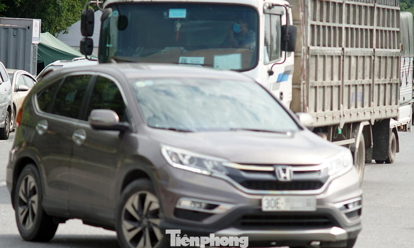 Một số phương tiện thiếu các giấy tờ cần thiết đều phải quay đầu trở lại. Một số phương tiện thiếu các giấy tờ cần thiết đều phải quay đầu trở lại.