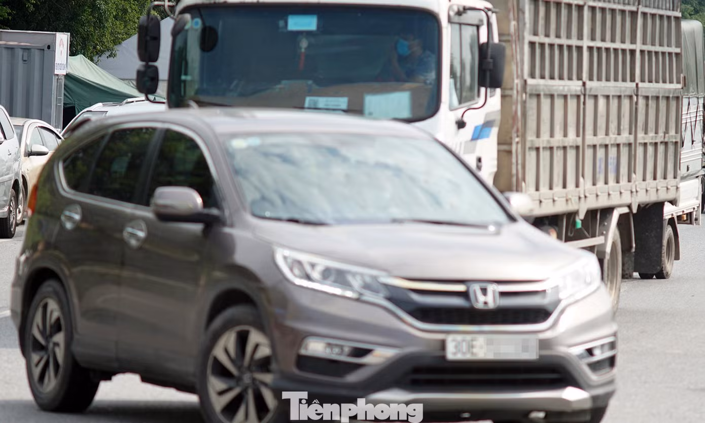 Một số phương tiện thiếu các giấy tờ cần thiết đều phải quay đầu trở lại.