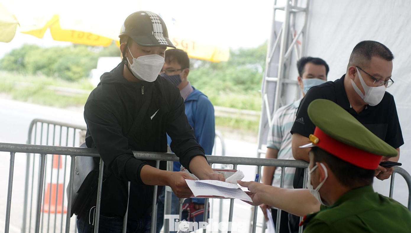 Đối với những người xuất trình đầy đủ giấy tờ tại chốt chỉ mất vài phút làm thủ tục để đi ra ngoài thành phố. Đối với những người xuất trình đầy đủ giấy tờ tại chốt chỉ mất vài phút làm thủ tục để đi ra ngoài thành phố.