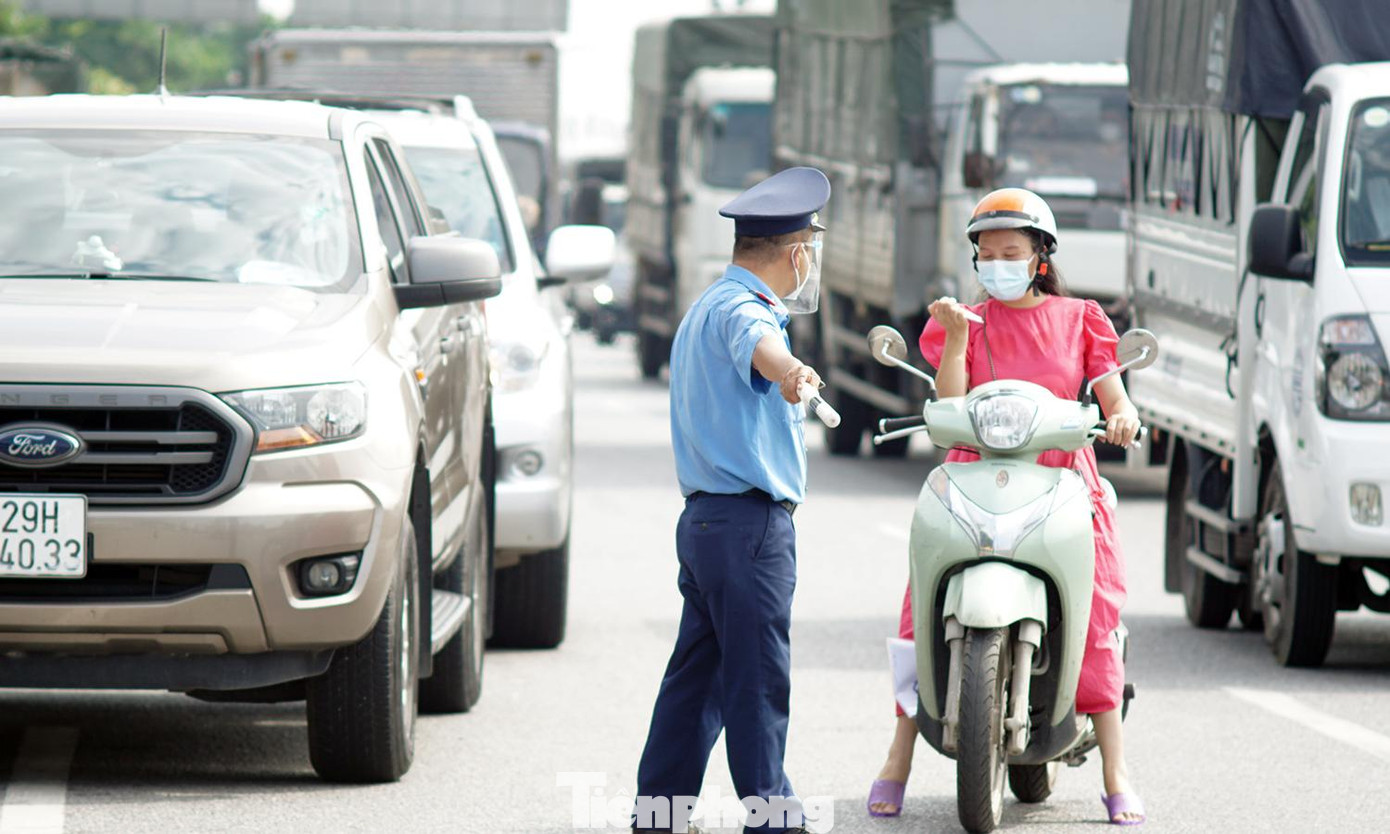 Lực lượng TTGT, CSGT cũng phải đứng từ xa hướng dẫn, phân luồng phương tiện trước chốt tránh ùn tắc giao thông. Lực lượng TTGT, CSGT cũng phải đứng từ xa hướng dẫn, phân luồng phương tiện trước chốt tránh ùn tắc giao thông.