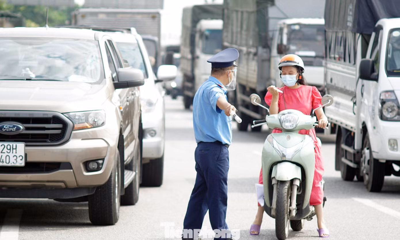 Lực lượng TTGT, CSGT cũng phải đứng từ xa hướng dẫn, phân luồng phương tiện trước chốt tránh ùn tắc giao thông.