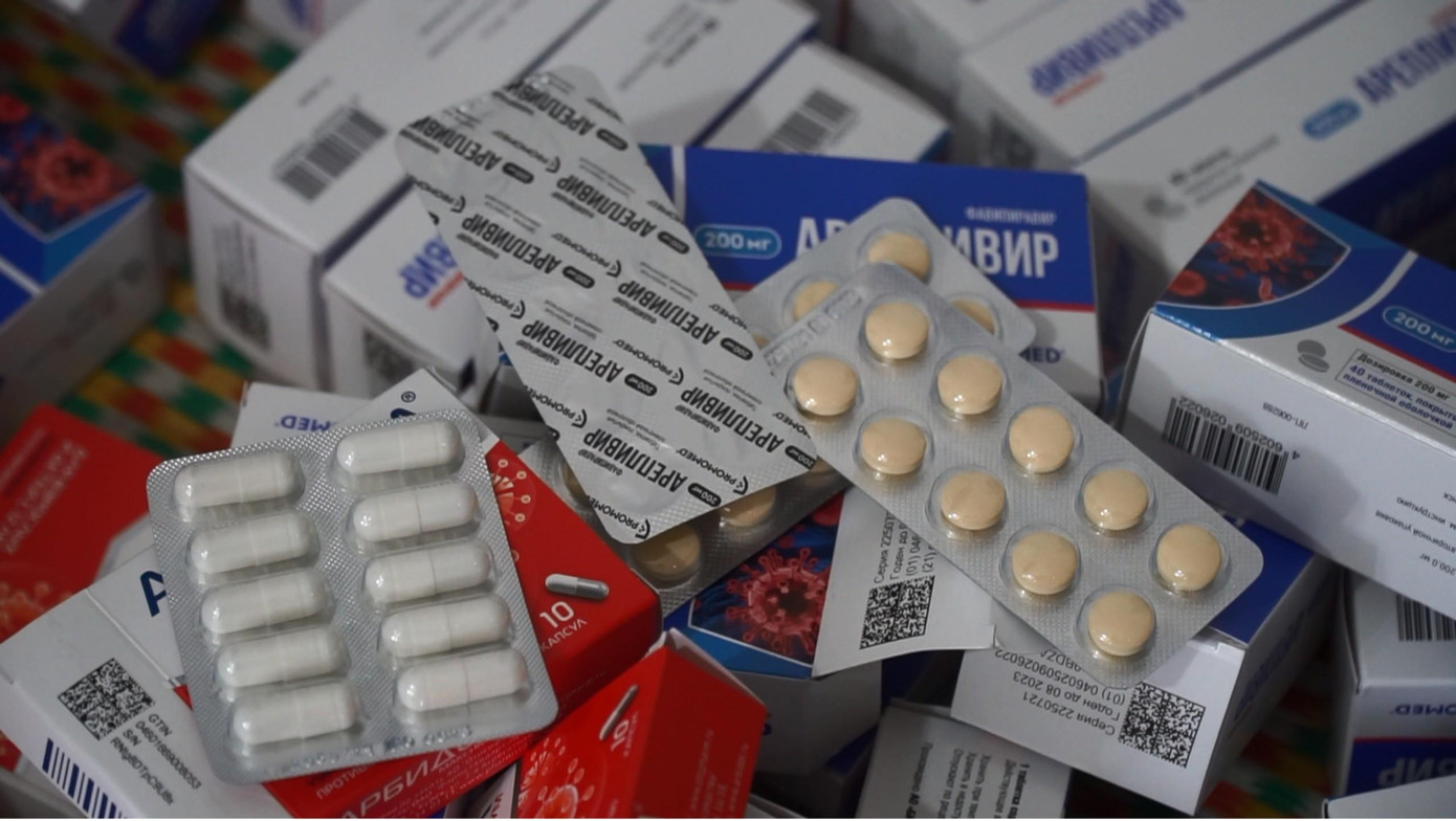 Số thuốc điều trị COVID -19 bị thu giữ gồm 2 loại 40 viên/hộp và 10 viên/hộp, bên ngoài in chữ nước ngoài. Số thuốc điều trị COVID -19 bị thu giữ gồm 2 loại 40 viên/hộp và 10 viên/hộp, bên ngoài in chữ nước ngoài.