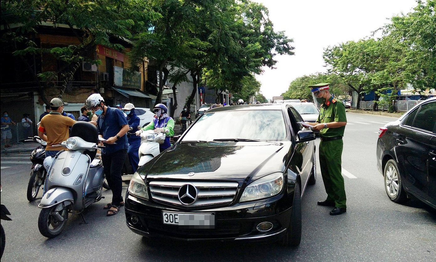 Tổ tuần tra kiểm tra giấy tờ các phương tiện cá nhân lưu thông trên đường.