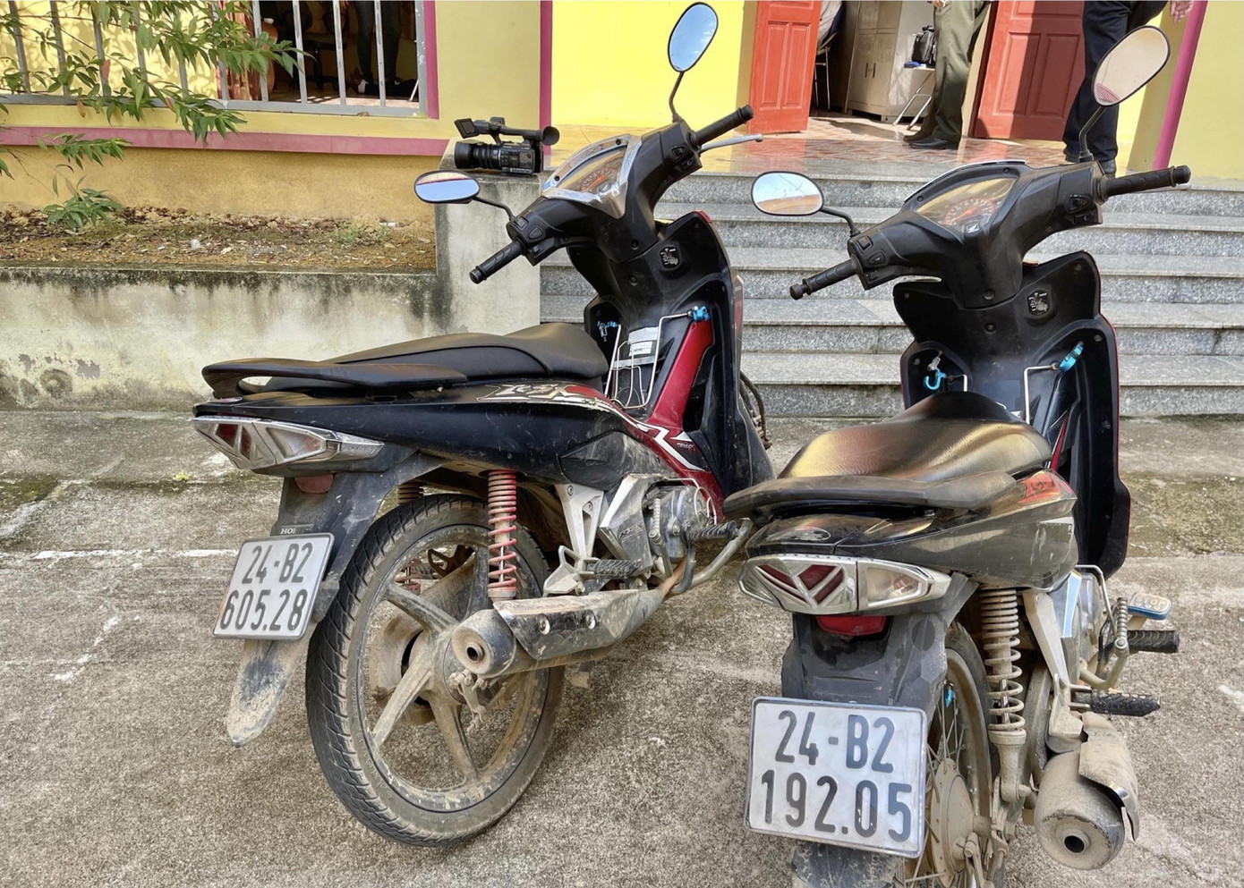 Xe máy hai đối tượng di chuyển. Xe máy hai đối tượng di chuyển.