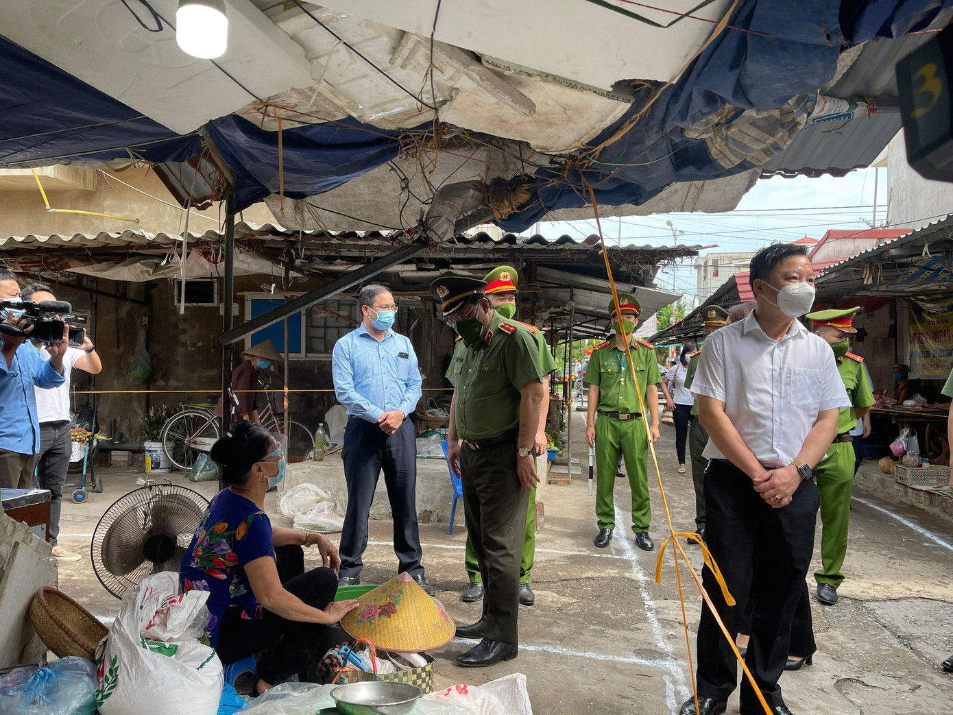 Giám đốc Công an TP Hà Nội hỏi thăm, chia sẻ với các tiểu thương ở chợ.