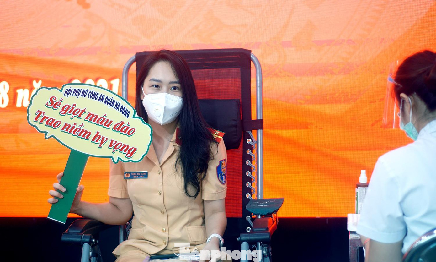 Cũng tại buổi lễ phát động, 260 cán bộ chiến sĩ Công an quận Hà Đông đã đăng ký hiến máu trong hành trình "Giọt máu tình nghĩa - Chung tay đẩy lùi đại dịch COVID-19".