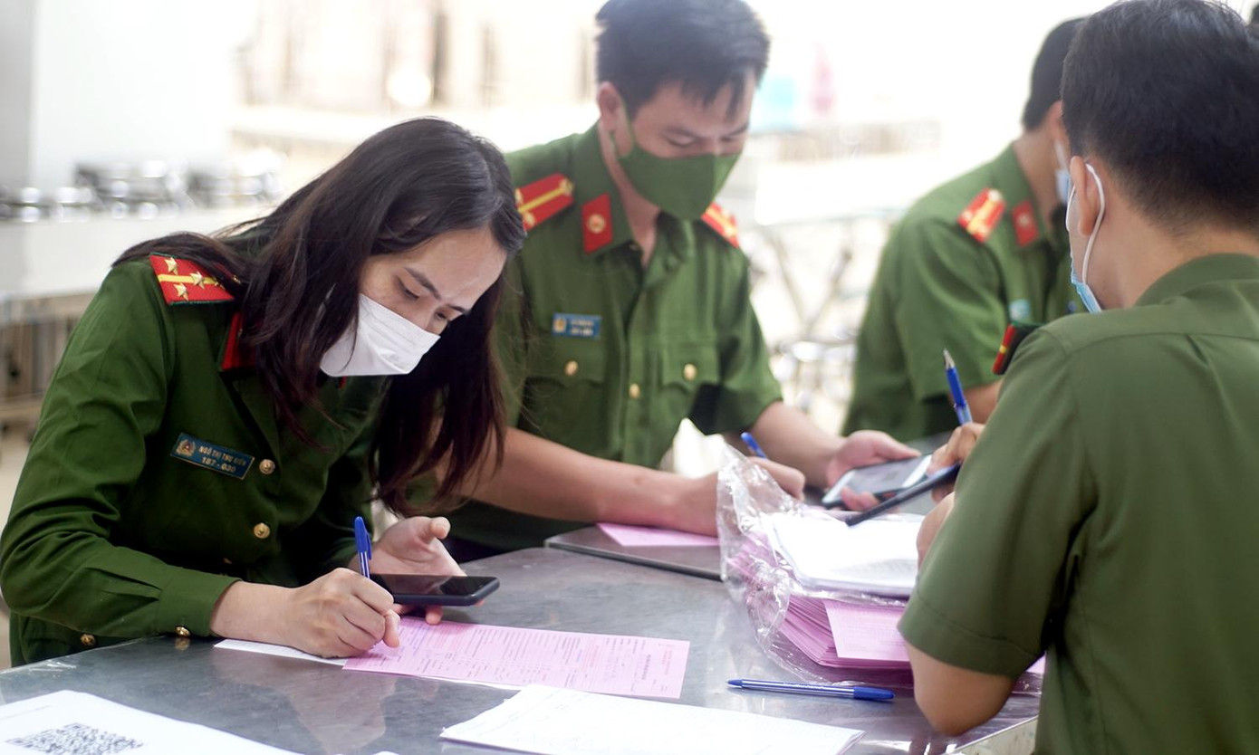 Công an quận Hà Đông phát động phong trào thi đua đặc biệt với mục tiêu nhằm phát huy vai trò trách nhiệm của cấp uỷ, thủ trưởng các đơn vị, nâng cao nhận thức của cán bộ chiến sĩ công an quận trong công tác phòng chống dịch COVID-19 với tinh thần "Chống dịch như chống giặc".