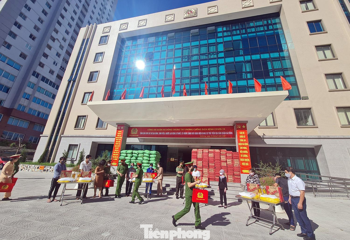 Hàng chục tấn gạo, mỳ tôm... được Công an quận Hà Đông và Đoàn Thanh niên Công an TP Hà Nội chia sẻ tới những người có hoàn cảnh khó khăn.