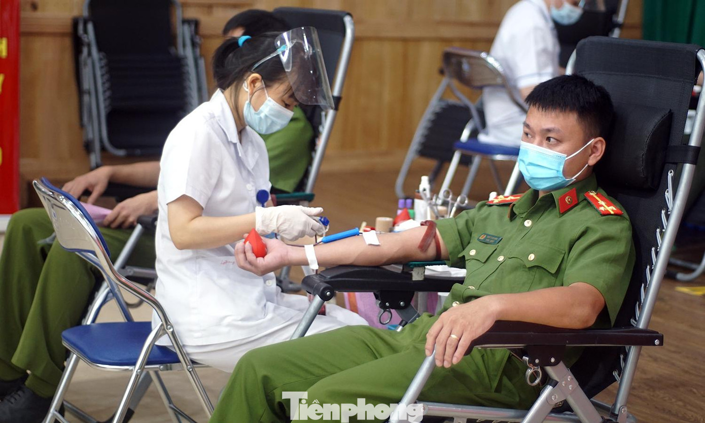 Thượng uý Ngô Tuấn Anh cho biết, đây là lần đầu tiên bản thân tham gia hiến máu tình nguyện. "Trong thời điểm dịch COVID-19 diễn biến phức tạp, mình mong muốn góp một phần nhỏ để chung tay giúp sức phòng, chống dịch bệnh cùng cả nước" - thượng uý Tuấn Anh chia sẻ.