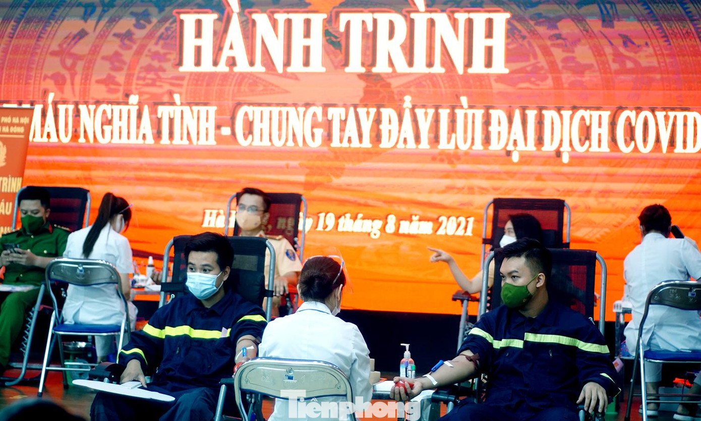 Các ghế tại khu vực lấy máu cũng được xếp giãn cách để đảm bảo công tác phòng, chống dịch COVID-19.