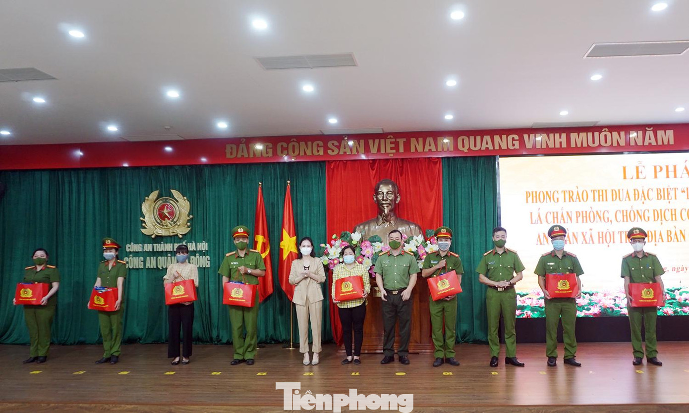 Đại diện các đơn vị tặng quà cho các cán bộ chiến sĩ, người có hoàn cảnh khó khăn trong đại dịch COVID-19.