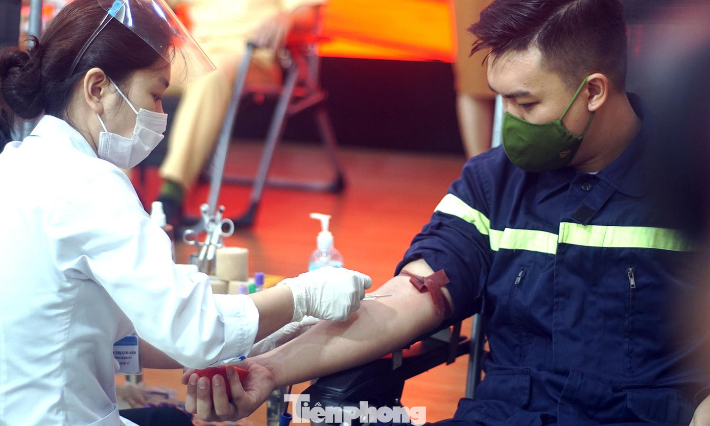 Trước khi lấy máu, các cán bộ chiến sĩ được khám lâm sàng kiểm tra sức khoẻ.