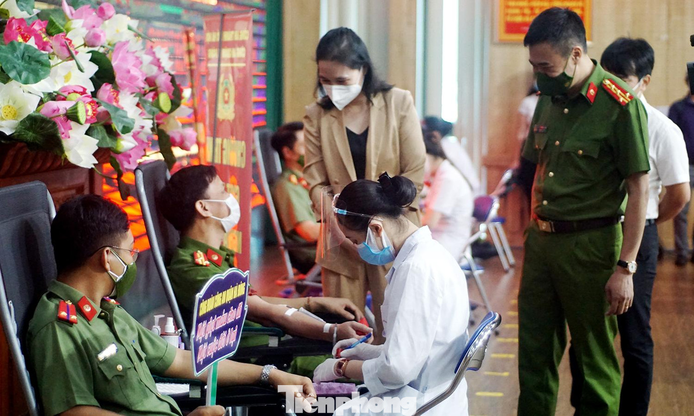 Đại tá Nguyễn Ngọc Quyền - trưởng Công an quận Hà Đông cùng đại diện các đơn vị động viên cán bộ chiến sĩ tham gia hiến máu.