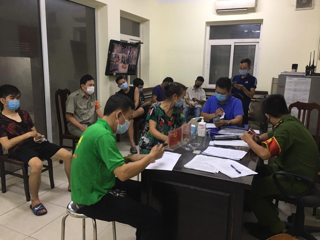 Lực lượng chức năng lập biên bản các trường hợp vi phạm. Lực lượng chức năng lập biên bản các trường hợp vi phạm.