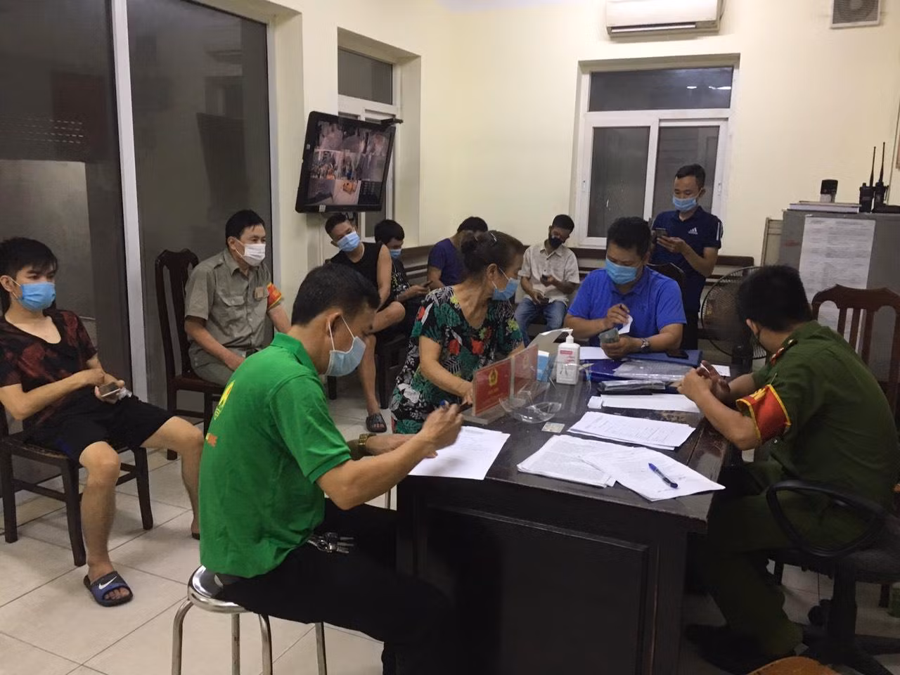 Lực lượng chức năng lập biên bản các trường hợp vi phạm. Lực lượng chức năng lập biên bản các trường hợp vi phạm.
