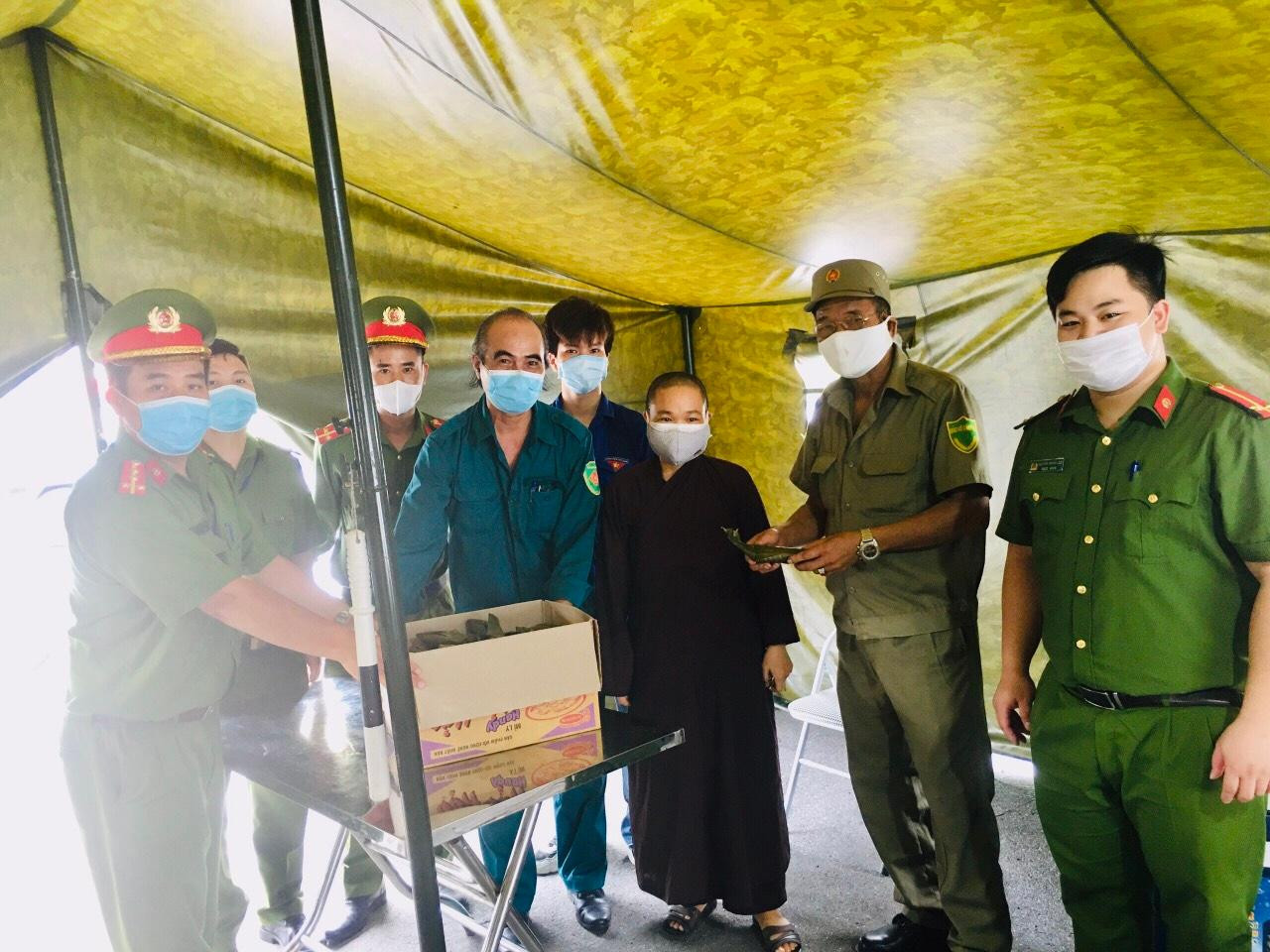 Hôm nay, 400 chiếc bánh được gửi tặng Công an 4 phường Xuân Đỉnh, Xuân Tảo, Đông Ngạc, Đức Thắng (quận Bắc Từ Liêm).