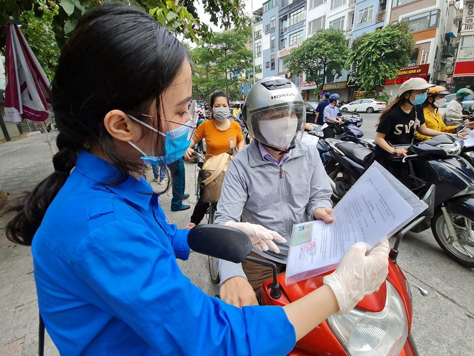 Theo đó, chỉ những người được phép mới đến làm việc trực tiếp trong trường hợp thực sự cần thiết như trực chiến đấu, trực cơ quan, xử lý tài liệu mật và các nhiệm vụ cấp thiết khác theo yêu cầu nhiệm vụ.