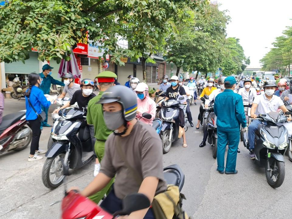 Ghi nhận vào sáng 9/8, tại một số tuyến đường của Thủ đô, lực lượng chức năng siết chặt việc kiểm tra các loại giấy tờ đi đường của người dân. Tuy nhiên, do hôm nay là ngày đầu tuần nên lực lượng chức năng kiểm tra giấy đi đường và giấy tờ tuỳ thân.