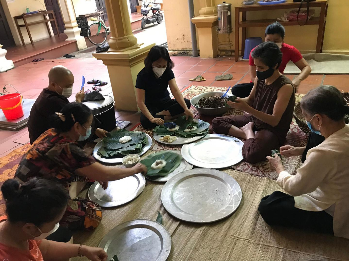Nhân dân và các vãi tại chùa Nhang (Xuân Đỉnh) gói bánh tẻ để tặng lượng lượng làm nhiệm vụ phòng, chống dịch COVID-19.