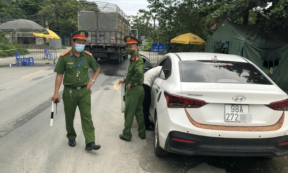 Tổ công tác dừng xe kiểm tra giấy tờ nam thanh niên.