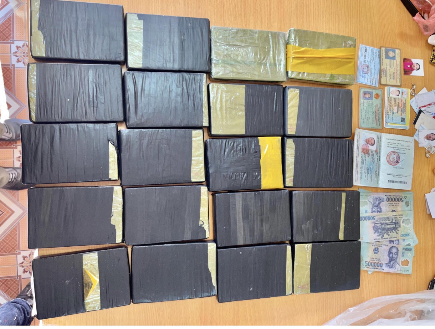 20 bánh ma tuý vận chuyển từ Myanmar về Việt Nam. 20 bánh ma tuý vận chuyển từ Myanmar về Việt Nam.