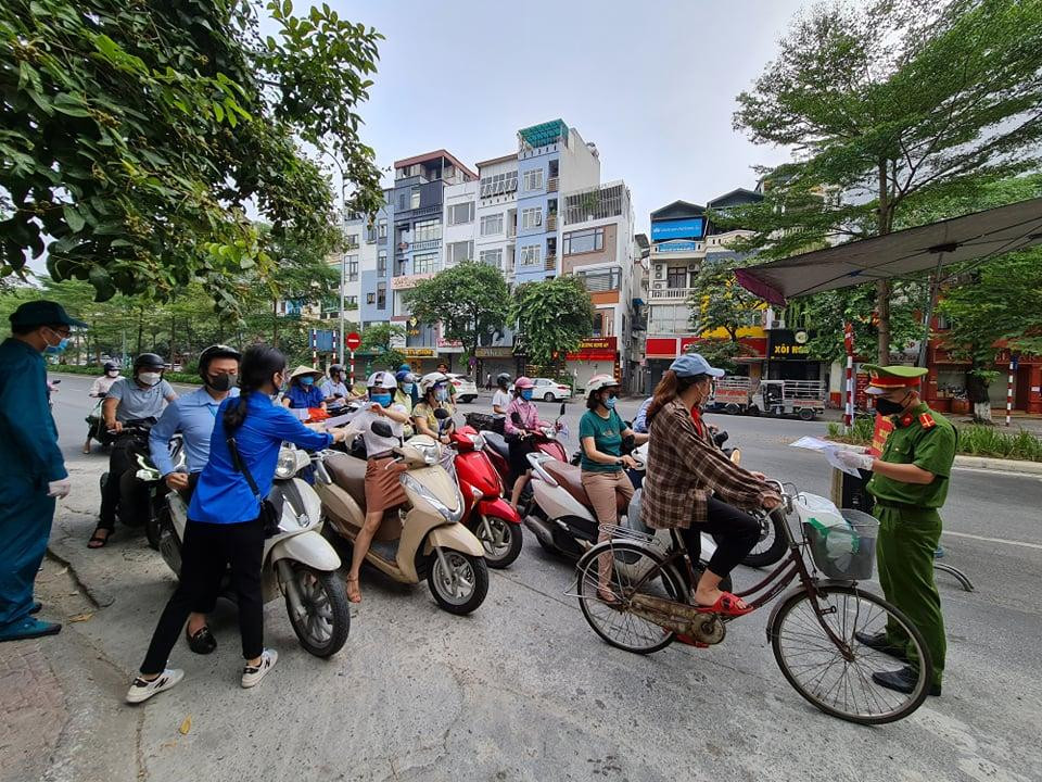 Tại chốt trên đường Đào Tấn (Ngọc Khánh, Ba Đình), xảy ra tình trạng ùn ứ phương tiện do người dân phải đứng chờ để xuất trình giấy tờ.