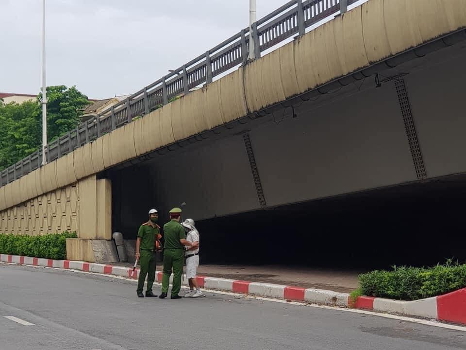 Công an mời người đàn ông về trụ sở làm việc. Ảnh chia sẻ trên mạng xã hội. Công an mời người đàn ông về trụ sở làm việc. Ảnh chia sẻ trên mạng xã hội.