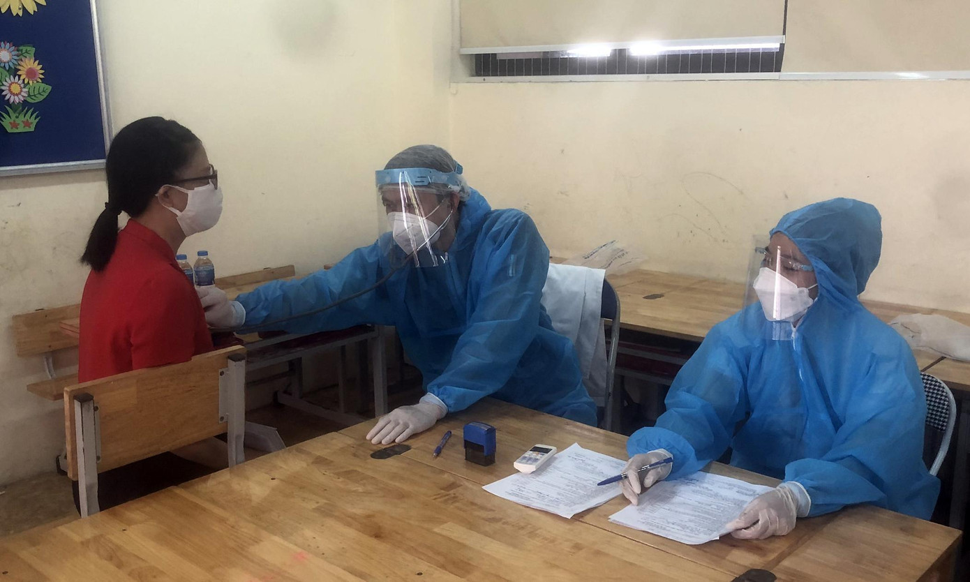 Kiểm tra sức khoẻ cho người dân trước khi tiêm