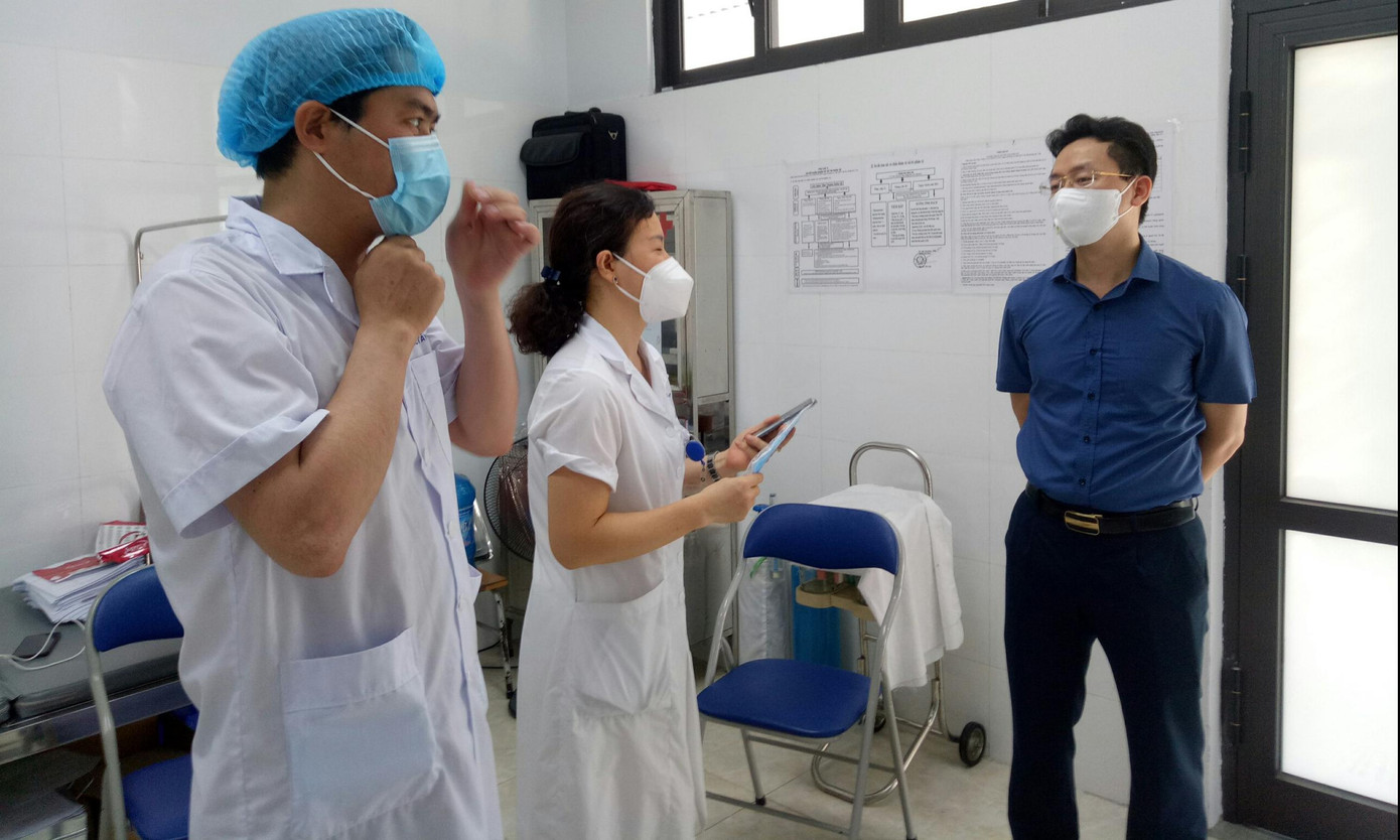 Kiểm tra công tác tiêm chủng.