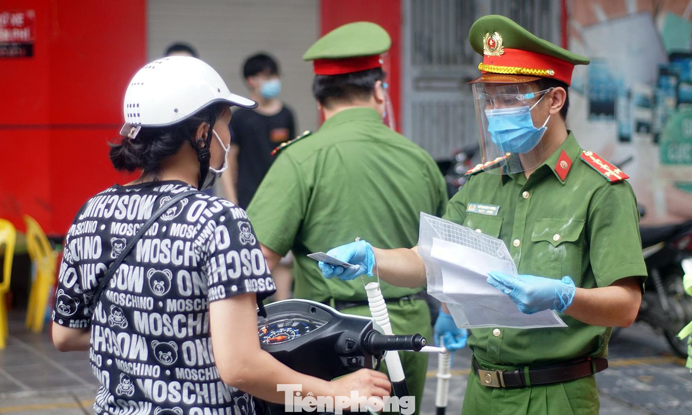 Ghi nhận của phóng viên, mặc dù vào ngày cuối tuần, tuy nhiên, buổi chiều tối lượng phương tiện lưu thông qua các chốt rất đông.