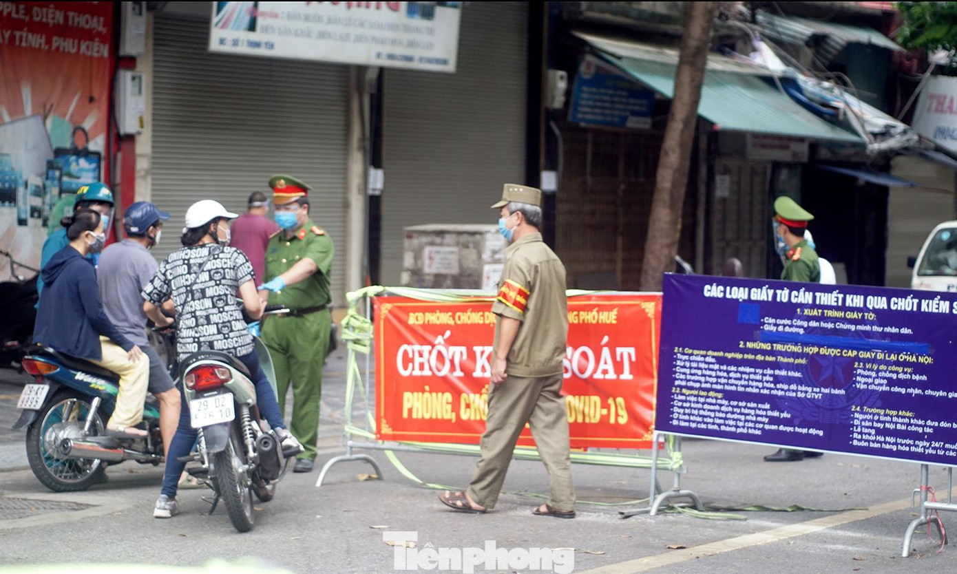 Ngày 15/8, các tổ công tác của Công an Hà Nội tiến hành tuần tra kiểm soát trên nhiều tuyến đường, kiểm tra công tác tuần tra kiểm soát của đơn vị cơ sở cũng như hỗ trợ một số chốt kiểm soát dịch tại khu vực phố Huế - Thịnh Yên, Lò Đúc – Trần Khát Chân, Xã Đàn…
