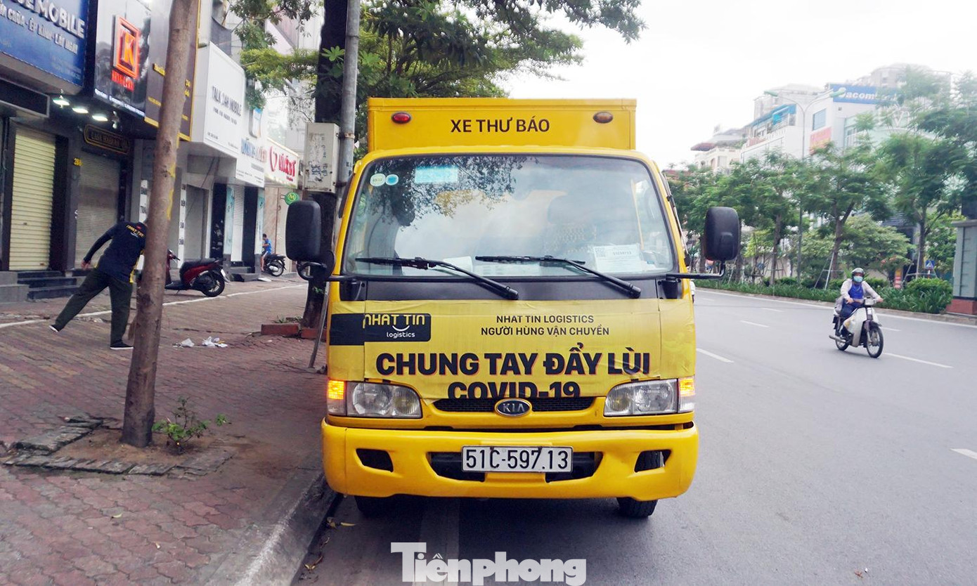 Quá trình tuần tra trên đường Xã Đàn, tổ công tác phát hiện chiếc xe tải BKS 51C dừng đỗ nơi có biển cấm, quét mã QR Code thì chiếc xe không có lộ trình đi qua đường Xã Đàn...