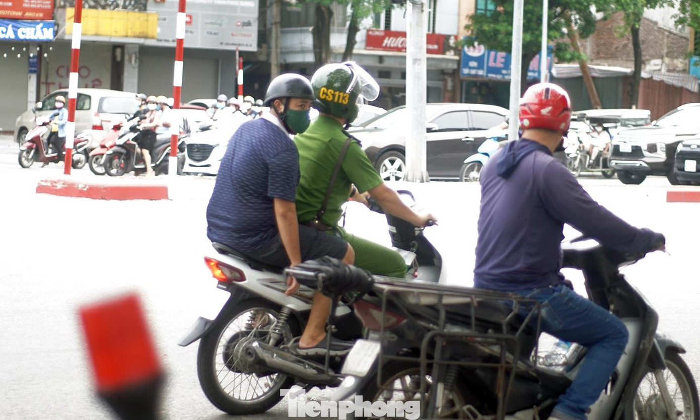 “Các tổ công tác sẽ thực hiện 3 nhiệm vụ chính, thứ nhất, tuần tra kiểm soát phát hiện các trường hợp người dân ra đường vi phạm Chỉ thị 17 của UBND thành phố Hà Nội. Thứ hai là tập trung kiểm tra công tác tuần tra kiểm soát của các đơn vị cơ sở. Thứ ba là sẵn sàng tiếp ứng các chốt trên địa bàn toàn thành phố khi cần sự hỗ trợ của lực lượng Cảnh sát 113” – thượng tá Tuấn thông tin.