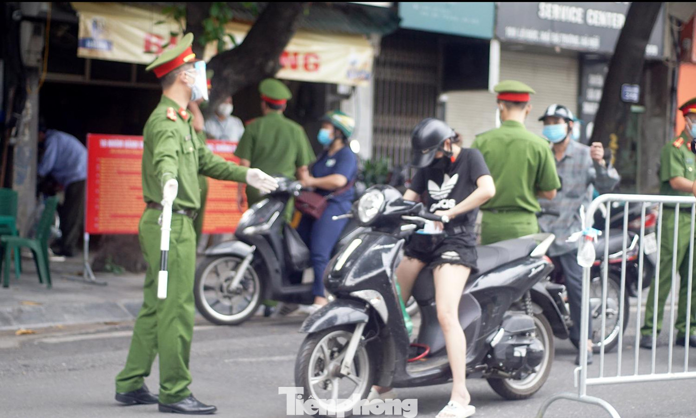 Tại một số chốt kiểm soát, lực lượng chức năng kiểm soát chặt các phương tiện qua lại, yêu cầu xuất trình giấy tờ đi đường đối với xe cá nhân.