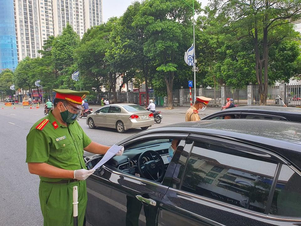 Lực lượng chức năng kiểm tra người tham gia giao thông bằng ô tô khu vực đường Lê Văn Lương - Tố Hữu.