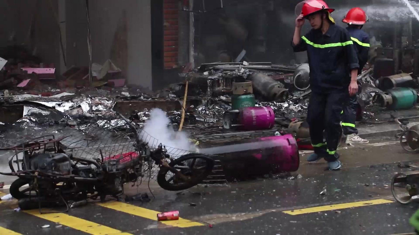 Thống kê sơ bộ ban đầu, tài sản của 2 hộ gia đình tại số nhà 244, 246 bị thiệt hại hoàn toàn, ngoài ra đám cháy lan sang số nhà 242 làm ảnh hưởng một phần tầng 1 và tầng 2.