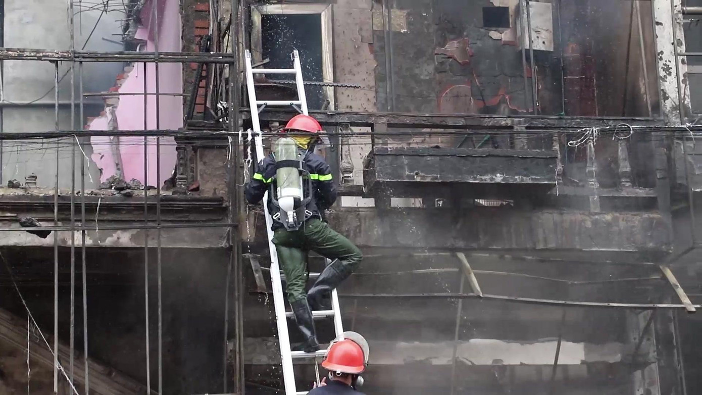 Chính quyền sở tại chỉ đạo các đơn vị chức năng xuống hiện trường cứu nạn, đảm bảo an toàn cho người dân trong khu vực. Lực lượng Cảnh sát PCCC&amp;CNCH cũng có mặt tại hiện trường tổ chức dập lửa, cứu nạn.