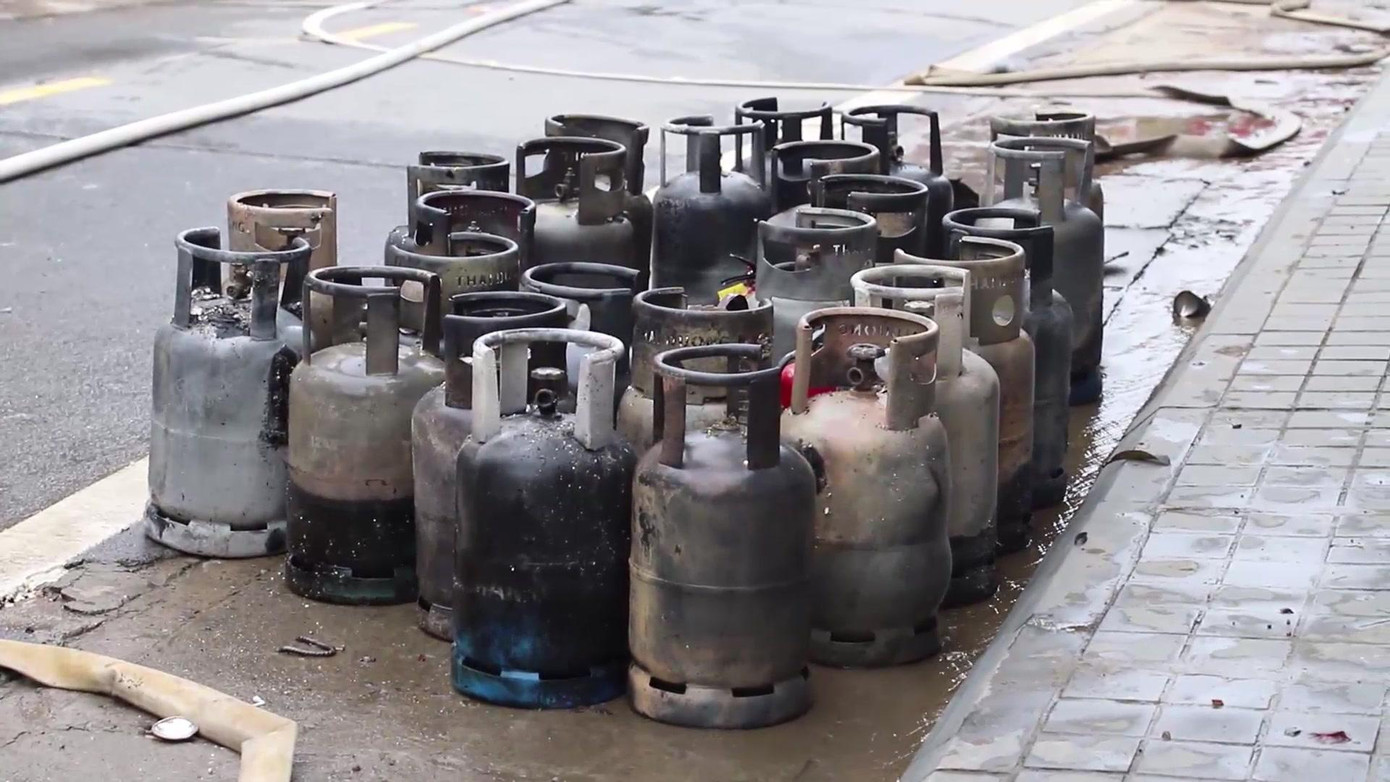Tại hiện trường, nhiều vỏ bình gas nằm la liệt, một số bình lớn phát nổ.