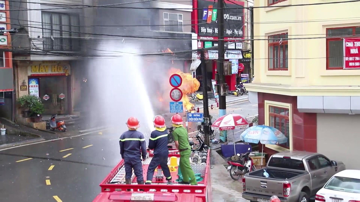 Do bên trong chứa nhiều bình gas khiến lửa bùng phát dữ dội, nhiều bình gas bất ngờ phát nổ bắn ra ngoài. Theo một số người dân, thời điểm xảy ra vụ cháy bên trong nhà có trẻ em nhưng được đưa ra ngoài an toàn.