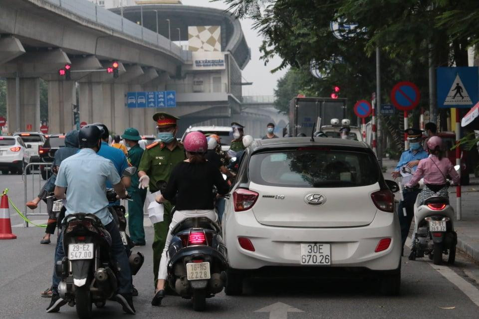 Tại chốt kiểm soát trên đường Trần Phú (Hà Đông), lực lượng chức năng yêu cầu các phương tiện xe máy, ô tô dừng kiểm tra giấy tờ.