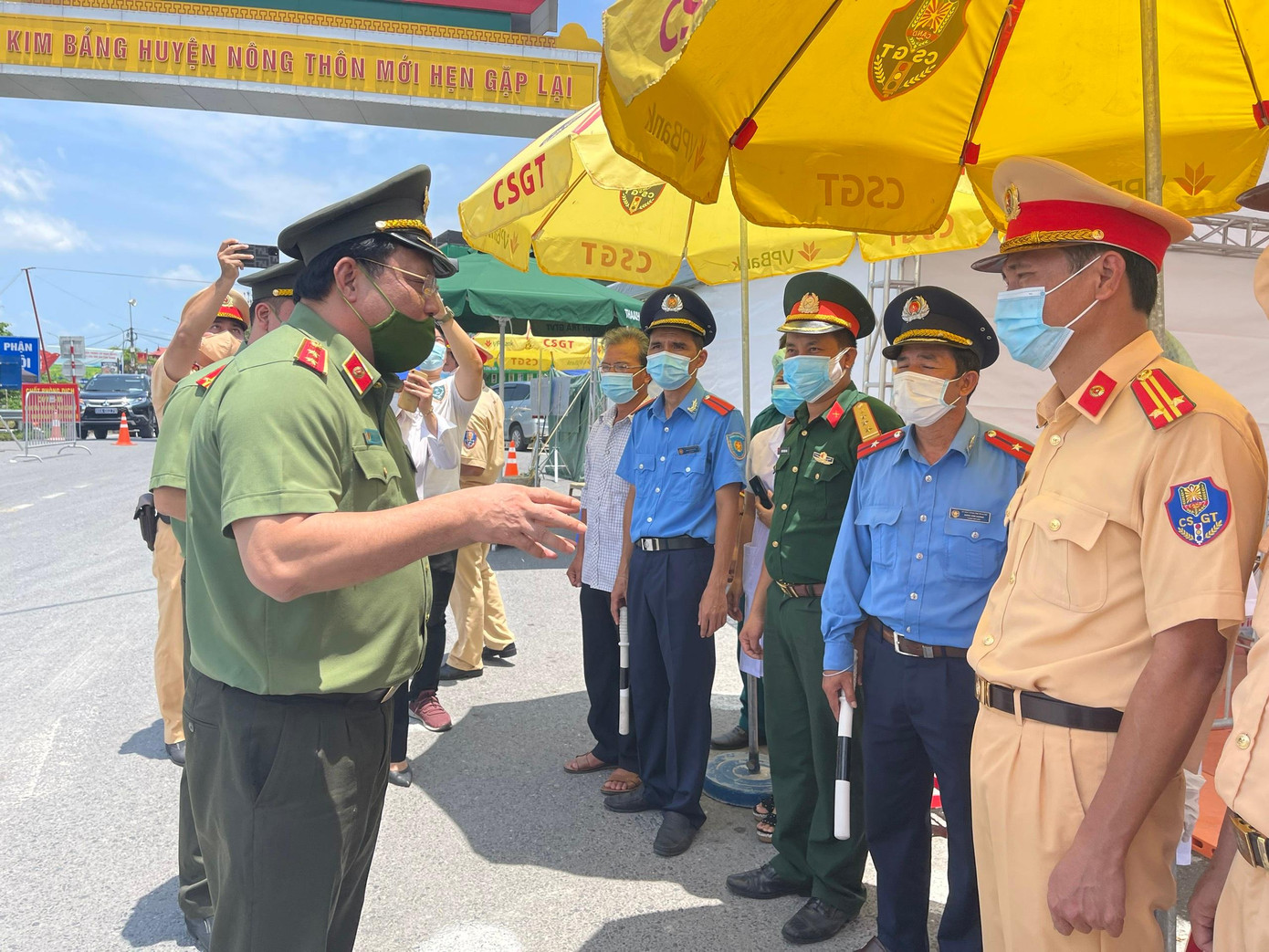 Đoàn công tác làm việc tại chốt kiểm soát dịch.