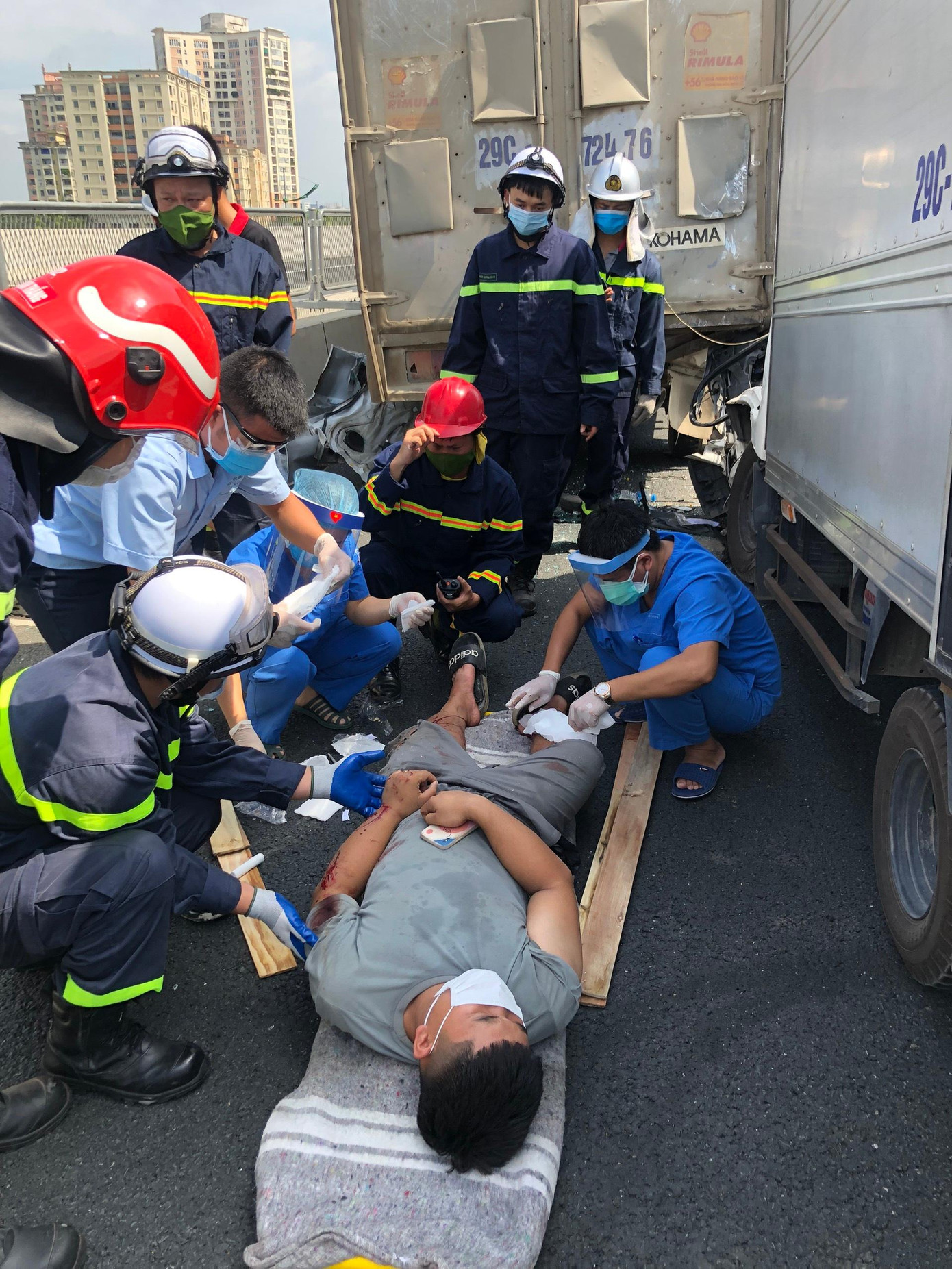 Tài xế H. được đưa ra ngoài.