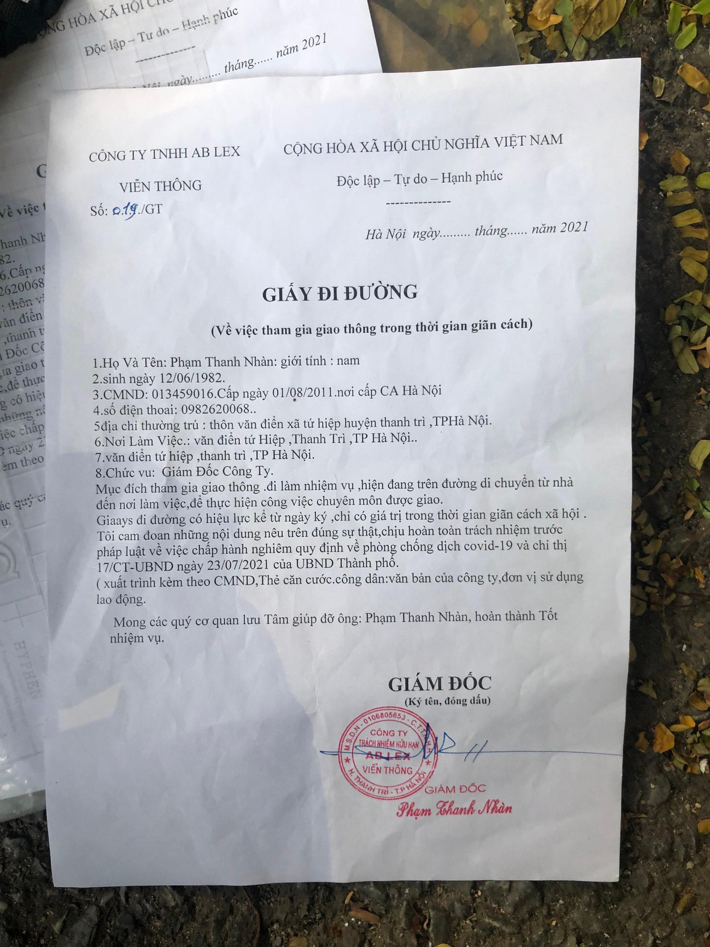 Giấy đi đường do Nhàn tự đóng dấu. Giấy đi đường do Nhàn tự đóng dấu.