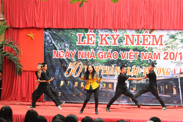 Ca sĩ Nhật Thu cũng góp một tiết mục trong buổi lễ.