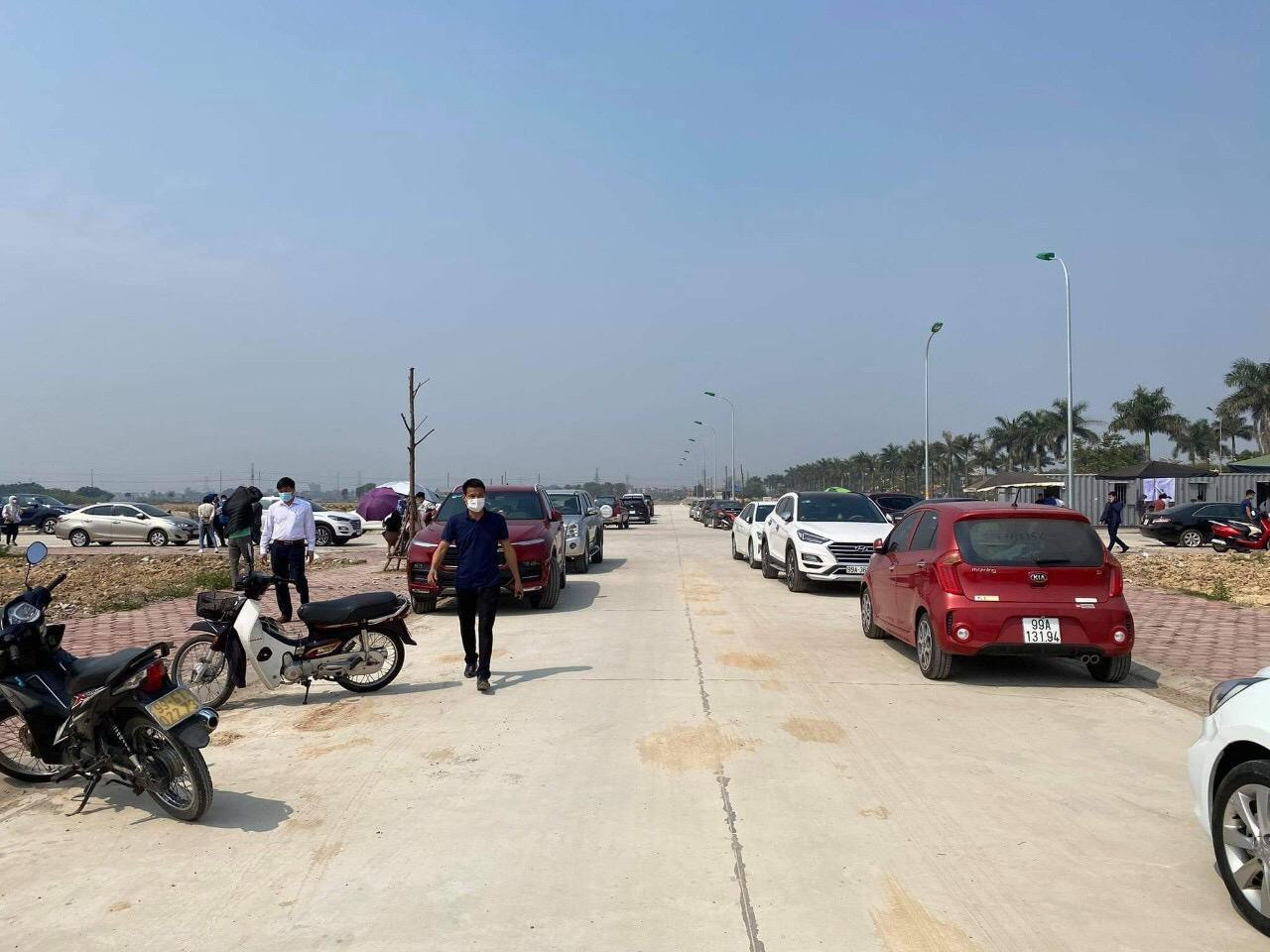 Nườm nượp khách đến Bắc Ninh săn tìm BĐS. Ảnh: Ngọc Mai