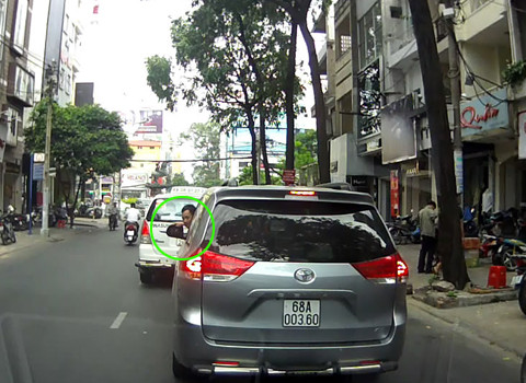 Lái xe ngơ ngác chưa kịp định thần, vội đưa tay ra sờ những mặt gương đã bị hai tên trộm cướp mất